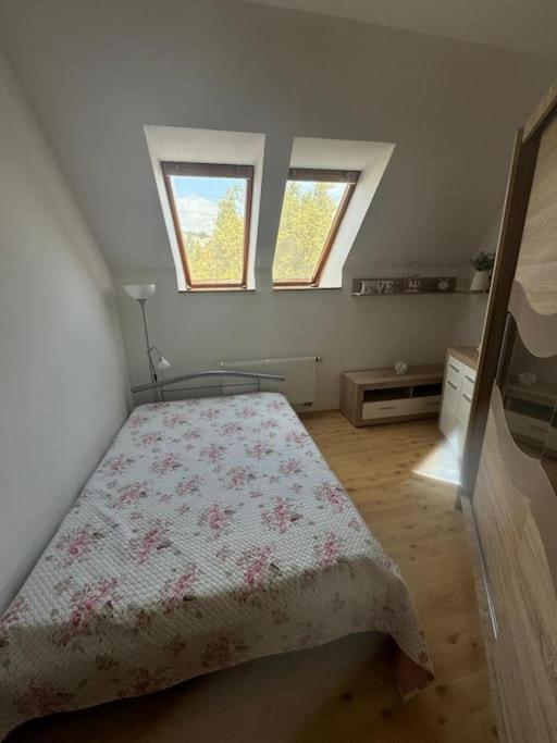 Lovely Old Town Apartment Bratislava Bagian luar foto