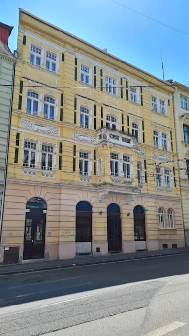 Lovely Old Town Apartment Bratislava Bagian luar foto